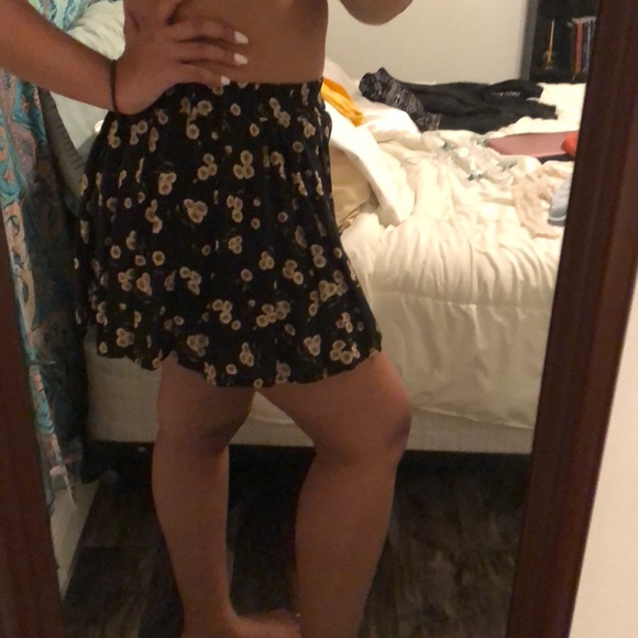 Brandy Melville sunflower skirt - Picture 4 of 4